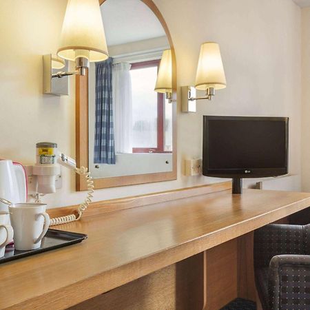 Days Inn Magor with Undy Extérieur photo