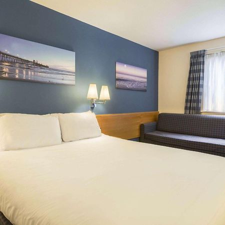 Days Inn Magor with Undy Extérieur photo