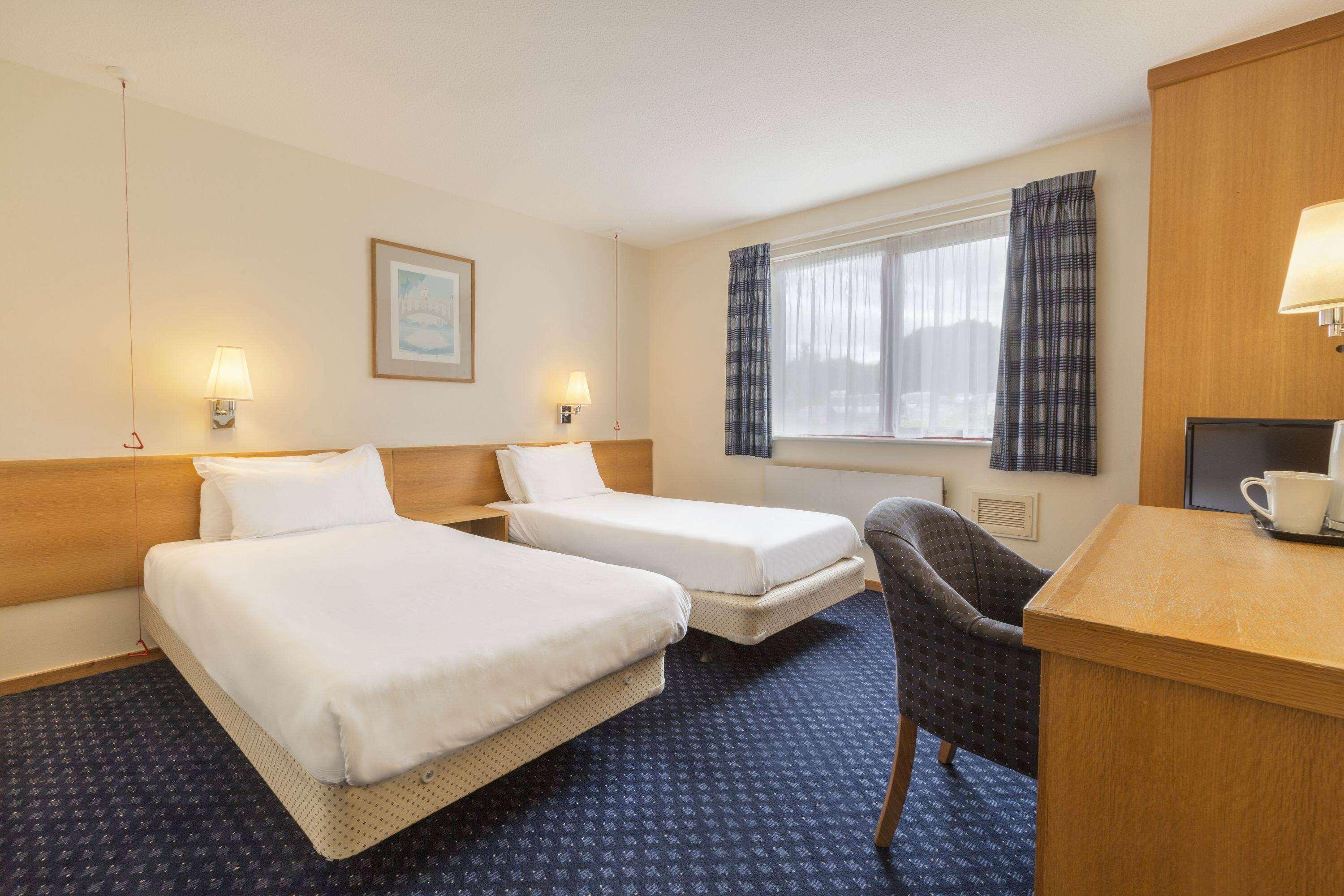 Days Inn Magor with Undy Extérieur photo