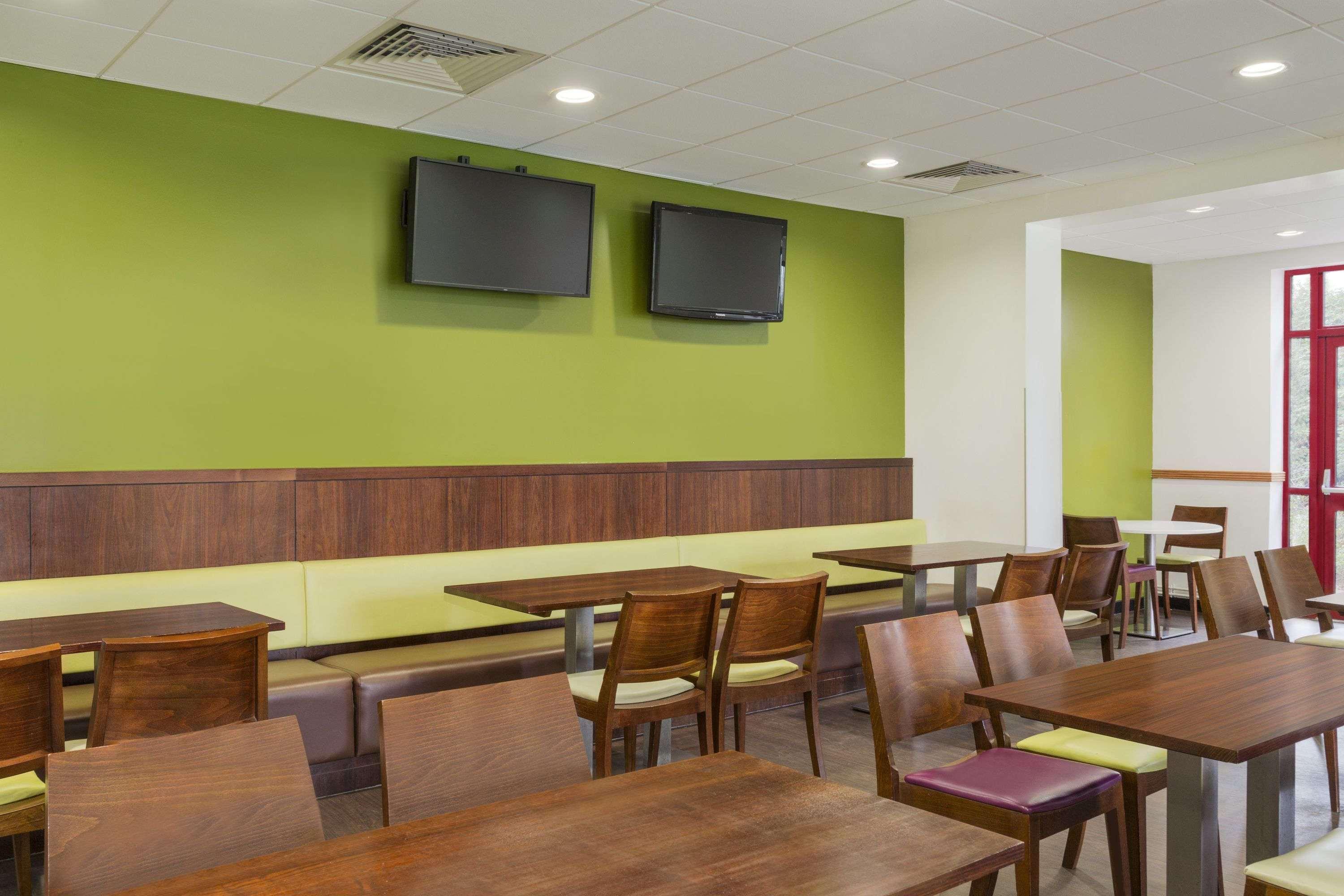 Days Inn Magor with Undy Extérieur photo
