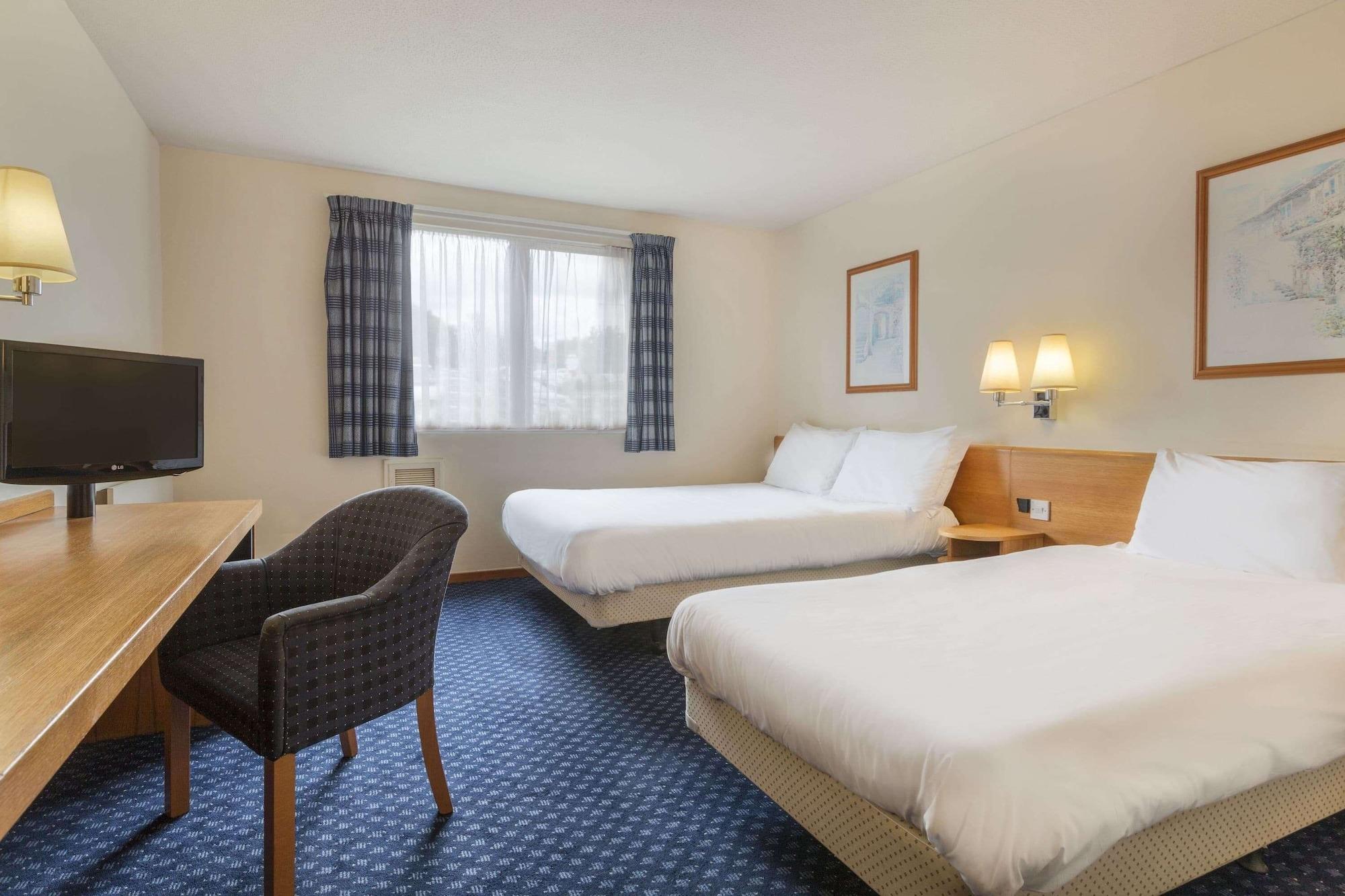 Days Inn Magor with Undy Extérieur photo
