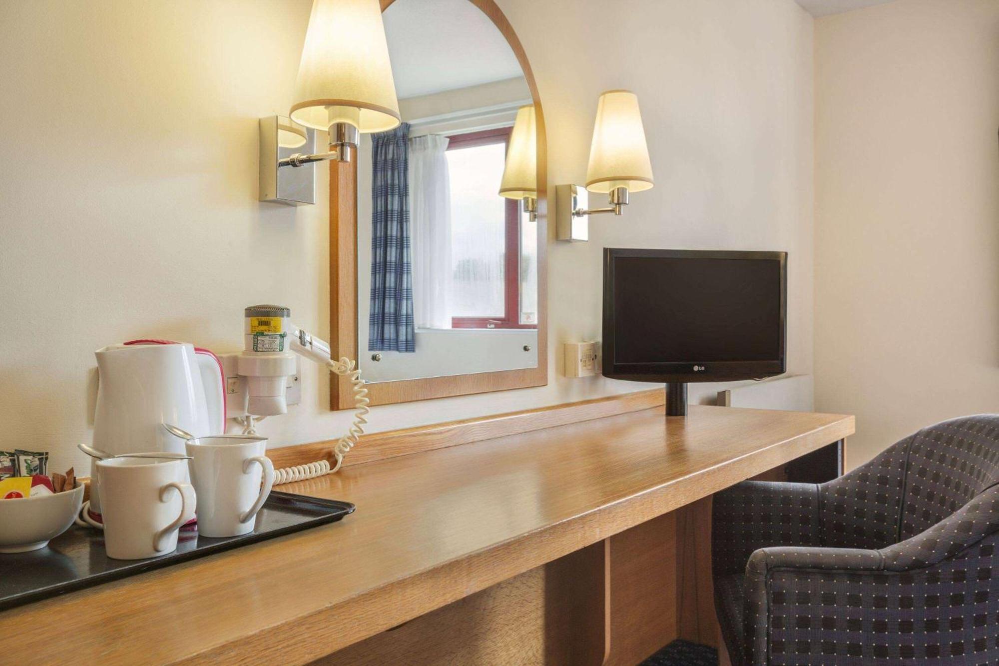 Days Inn Magor with Undy Extérieur photo